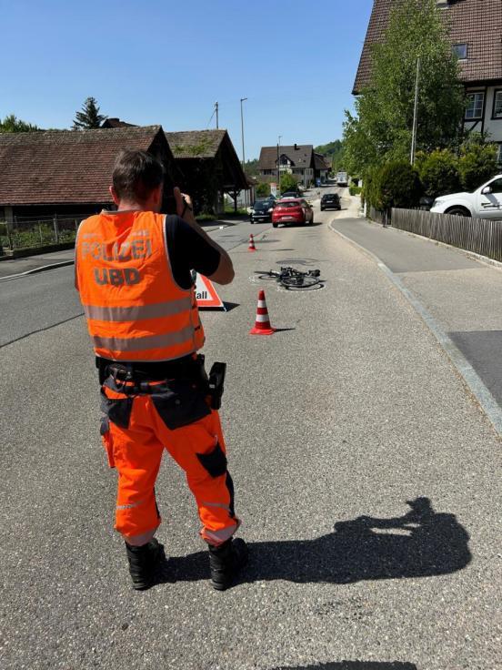 Sellenbüren: Velofahrer bei Kollision mit Auto verletzt