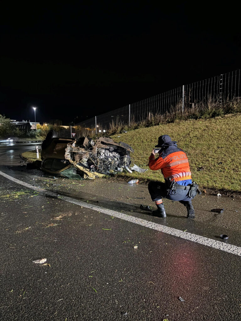 Autounfall auf der A3 in Wädenswil: Auto überschlägt sich nach  …