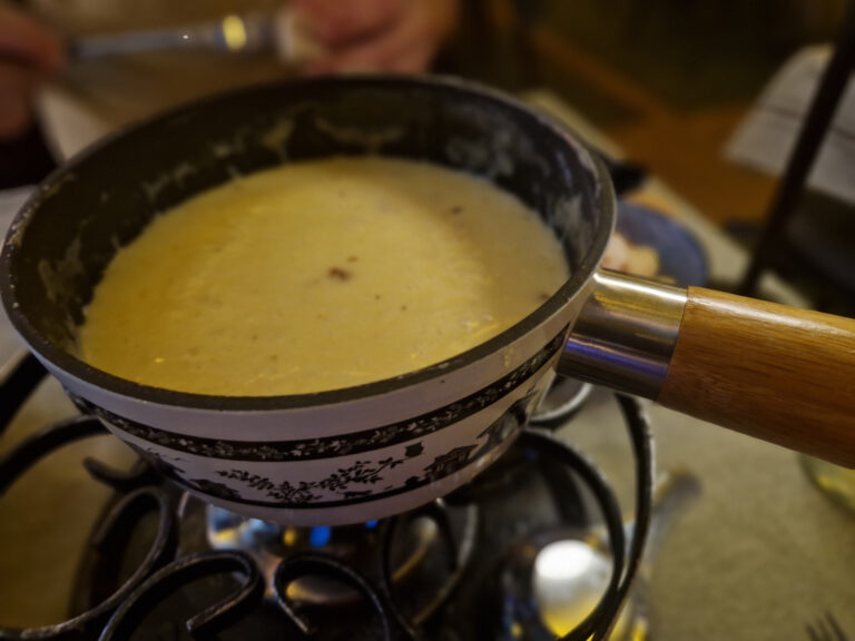 Lottis im Schnee in Adliswil: Schweizer Käsegenuss im Glashaus