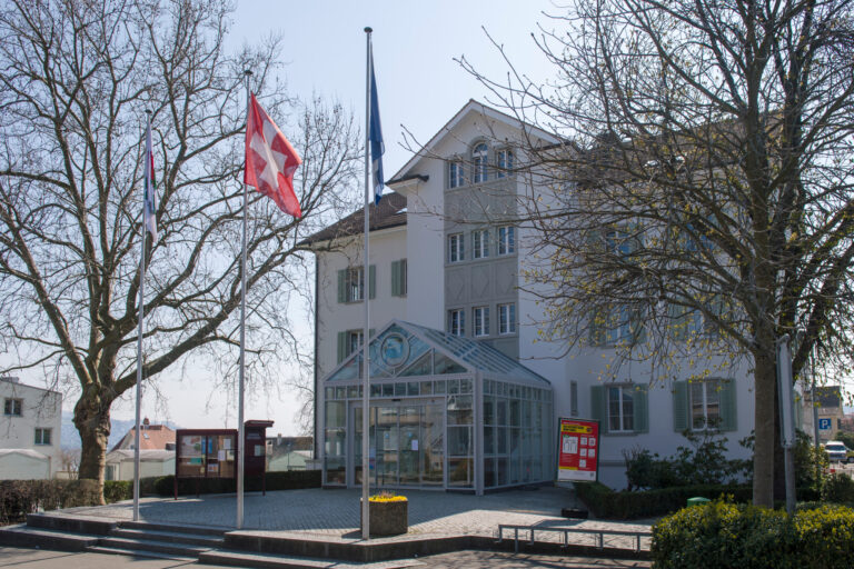 David Makay unter Druck: Gemeinde Rüschlikon verwarnt eigenen Fin …