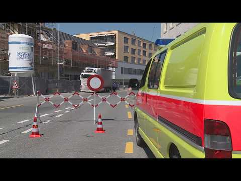 Wädenswil ZH: Velofahrer prallt ungebremst in Lastwagen