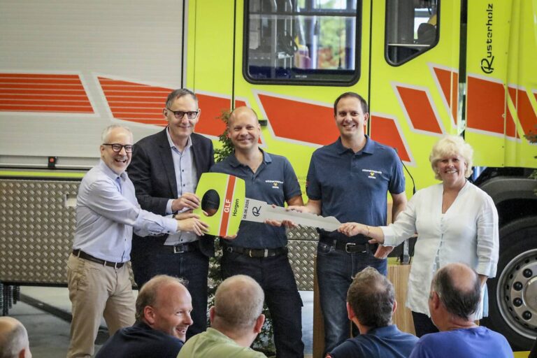 Stützpunktfeuerwehr Horgen weiht ihr neues Grosslöschfahrzeug ei …